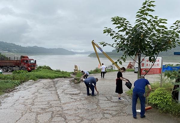 忠縣分公司黨支部開(kāi)展開(kāi)展“美麗港區(qū)，黨員在行動(dòng)”志愿服務(wù)活動(dòng)2_副本.jpg